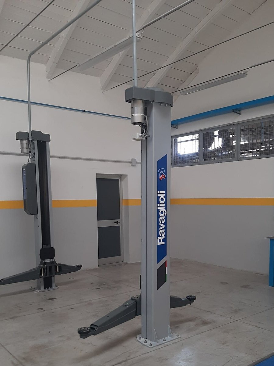 Installazione di ponte sollevatore Ravaglioli presso nostro cliente