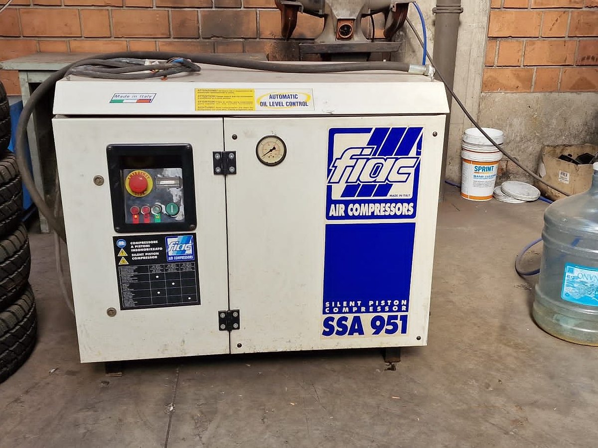 Compressore a pistoni silenziato